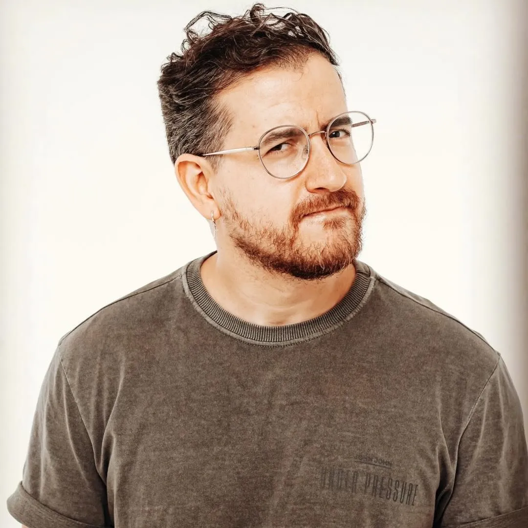 Comediante de stand-up e roteirista que ficou famoso por integrar o famoso quarteto de humoristas 4 Amigos. Seu canal pessoal no YouTube alcançou enorme sucesso, reunindo mais de 2.8 milhões de inscritos.