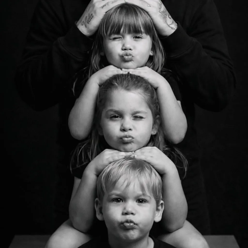 José Felipe Rocha Costa (Goiânia, 21 de abril de 1998), mais conhecido pelo nome artístico de Zé Felipe, é um cantor e compositor de sertanejo universitário. É filho do cantor sertanejo Leonardo e da jornalista Poliana Rocha, tendo como irmãos os cantores Pedro Leonardo e João Guilherme Ávila.