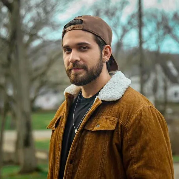 Gustavo Mioto é cantor sertanejo brasileiro, conhecido pelos hits 'Impressionando os Anjos' e 'Com ou Sem Mim'. Iniciou a carreira em 2012. Veja a agenda no Rolê Agora.