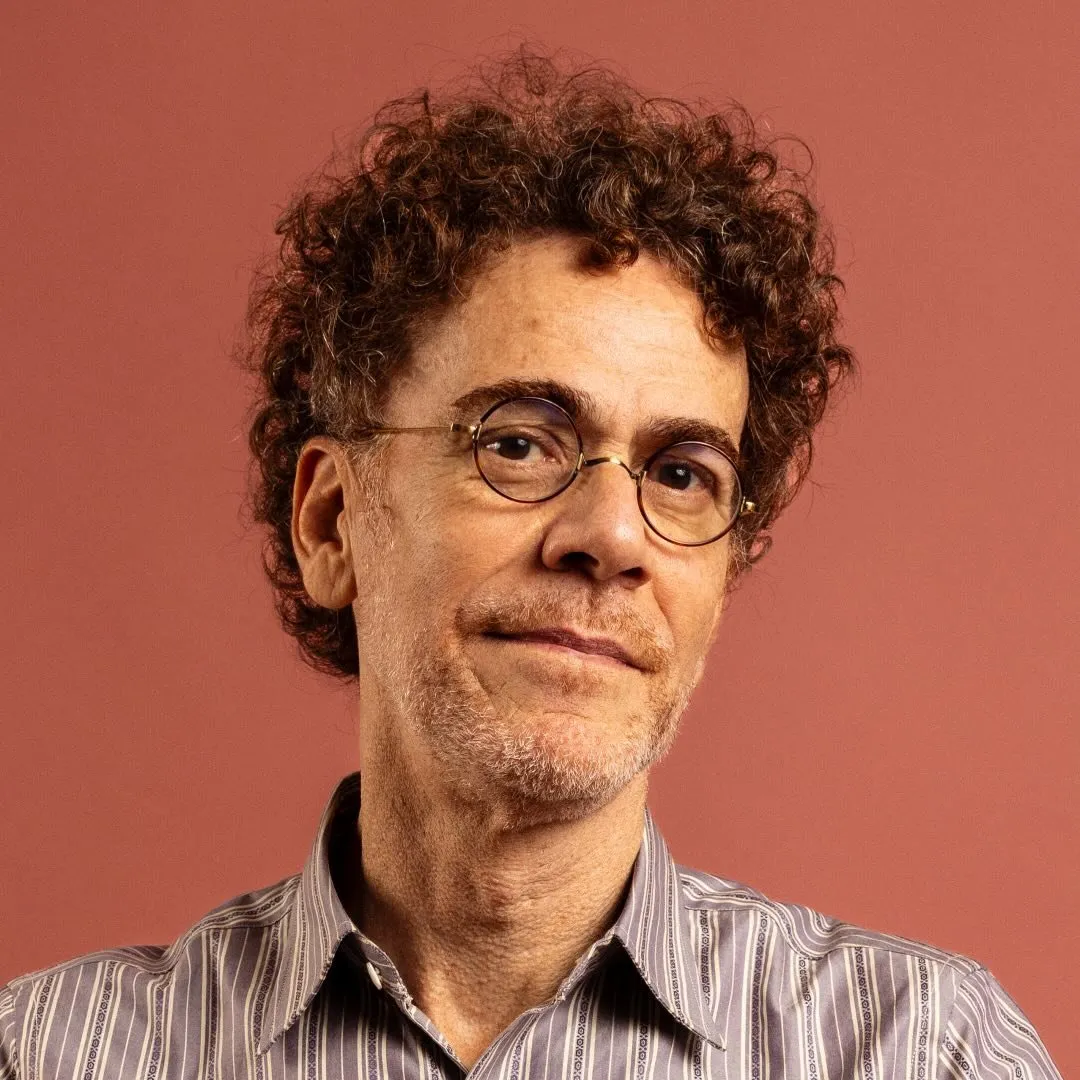 José Fernando Gomes dos Reis, conhecido artisticamente como Nando Reis (São Paulo, 12 de janeiro de 1963), é um baixista, cantor, violonista e compositor brasileiro. Ex-baixista da banda de rock Titãs, atualmente segue em carreira solo, acompanhado pela banda Os Infernais.