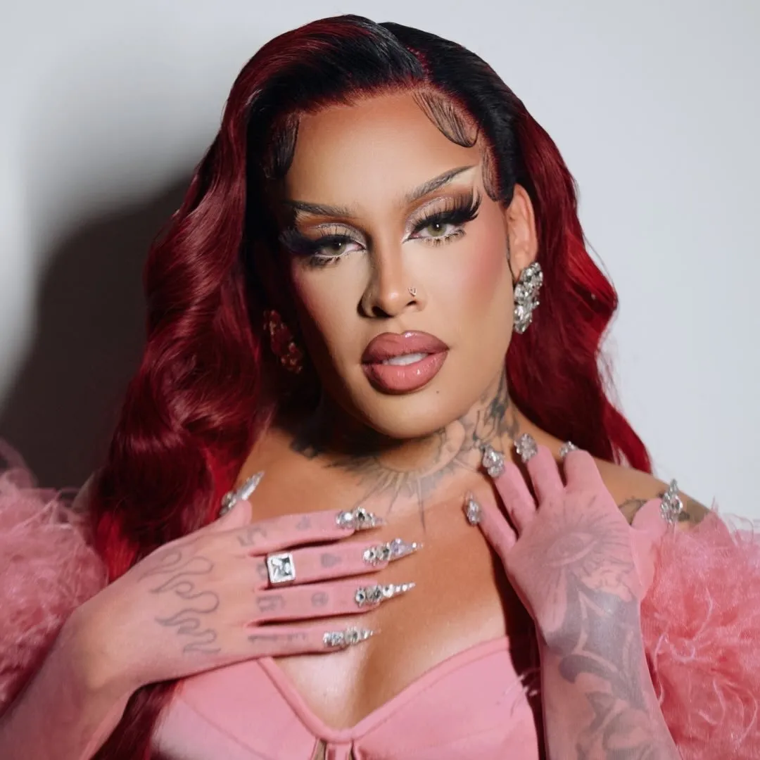 Gloria Groove é cantora e drag queen brasileira de funk e pop, conhecida pelos hits 'Bumbum de Ouro' e 'Vermelho'. Estreou em 2016 e é destaque na cena LGBTQIA+. Veja a agenda no Rolê Agora.