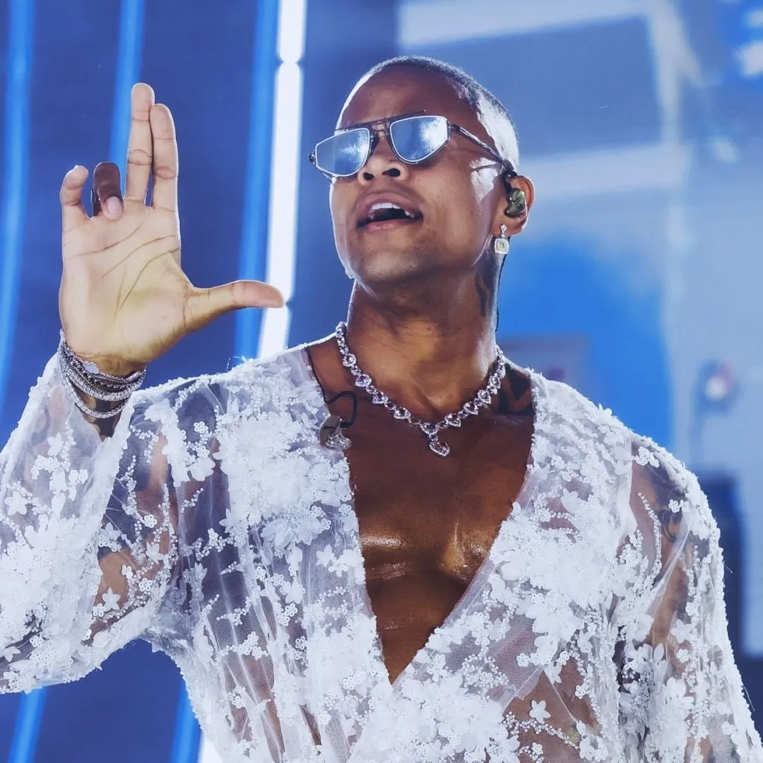 Leandro Silva de Santana (Salvador, 22 de abril de 1988), mais conhecido como Leo Santana, é um cantor e compositor brasileiro. Léo ingressou com a carreira solo após o carnaval 2014, deixando a banda Parangolé, que já existe há dezesseis anos e veio ter reconhecimento nacional no final do ano de 2009, com o sucesso da canção "Rebolation".