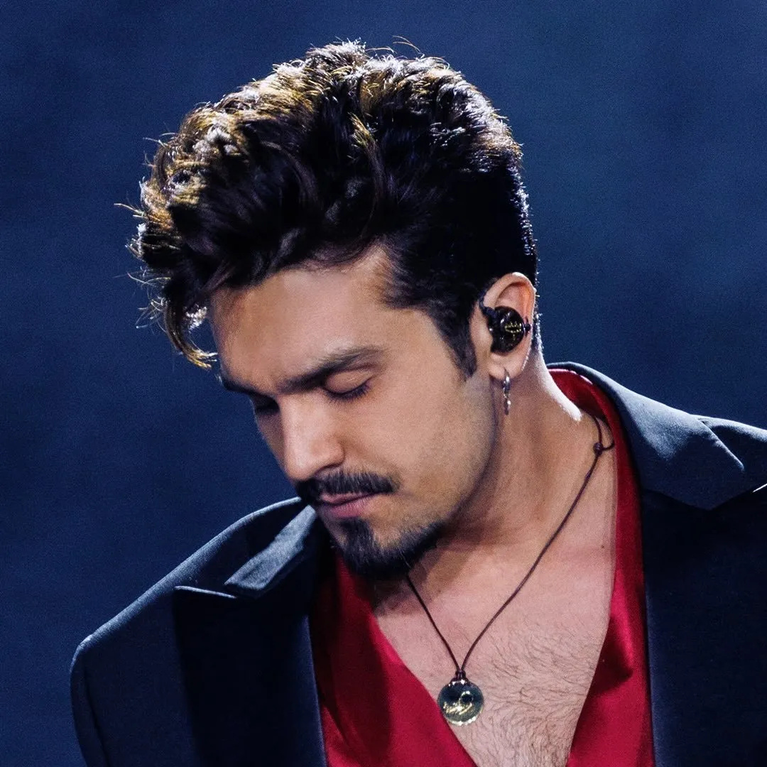 Luan Santana é cantor sertanejo brasileiro, conhecido por hits como 'Meteoro' e 'Te Esperando'. Estreou em 2009 e é um dos maiores nomes do gênero. Veja a agenda no Rolê Agora.