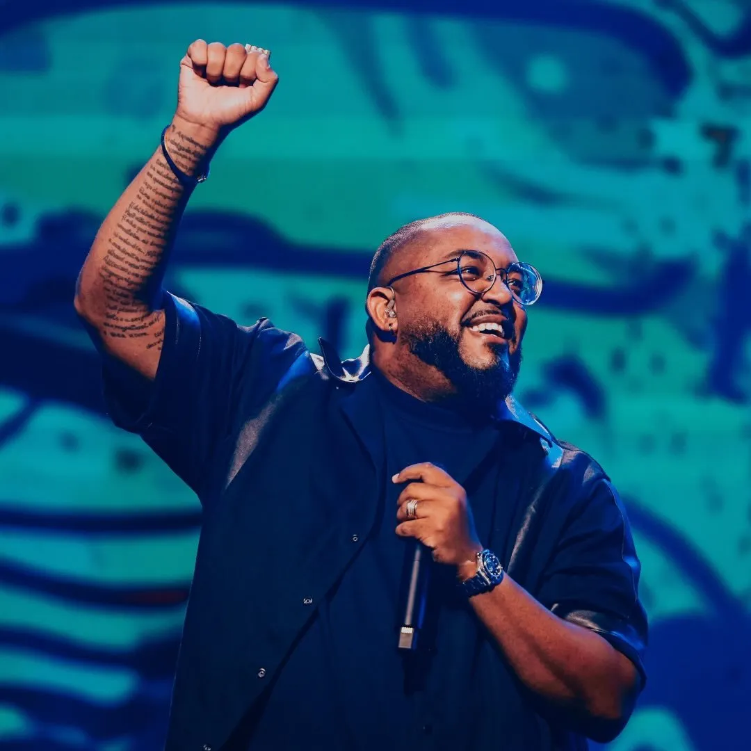 Tiee é cantor e compositor de samba, conhecido por sucessos como 'Porradão' e 'Modo Avião'. Iniciou carreira solo em 2016 e já compôs para grandes nomes do pagode. Veja a agenda no Rolê Agora.