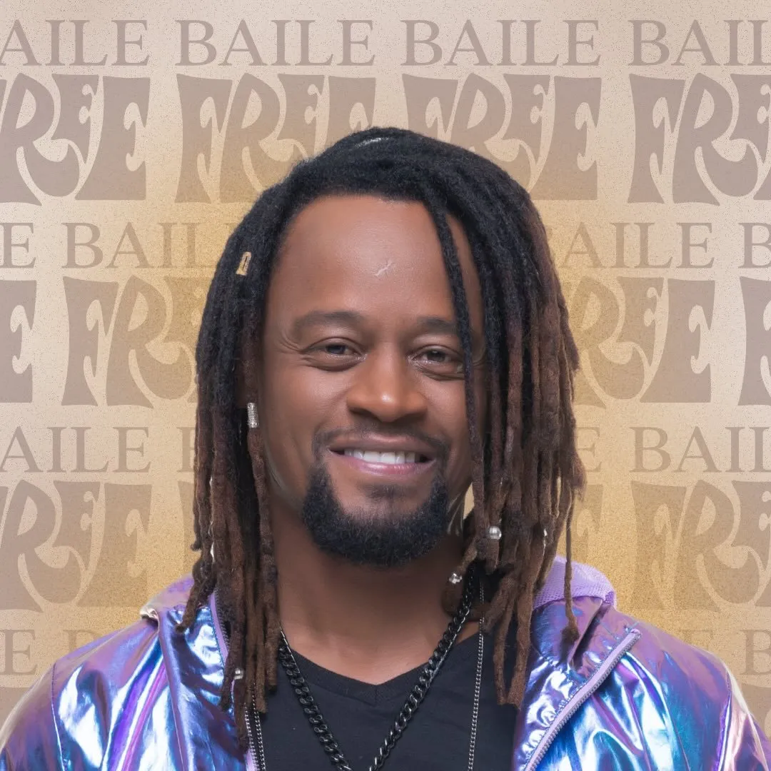 Antônio Bento da Silva Filho, mais conhecido pelo seu nome artístico Toni Garrido, é um cantor, compositor, apresentador de tv e ator brasileiro. É o vocalista da banda de reggae brasileira Cidade Negra.