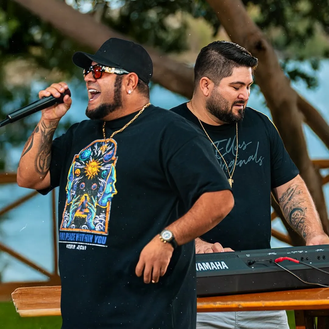 Barões da Pisadinha é uma dupla de forró formada por Rodrigo Barão e Felipe Barão, conhecida pelo hit 'Tá Rocheda'. Surgiram em 2015 na Bahia. Veja a agenda no Rolê Agora.