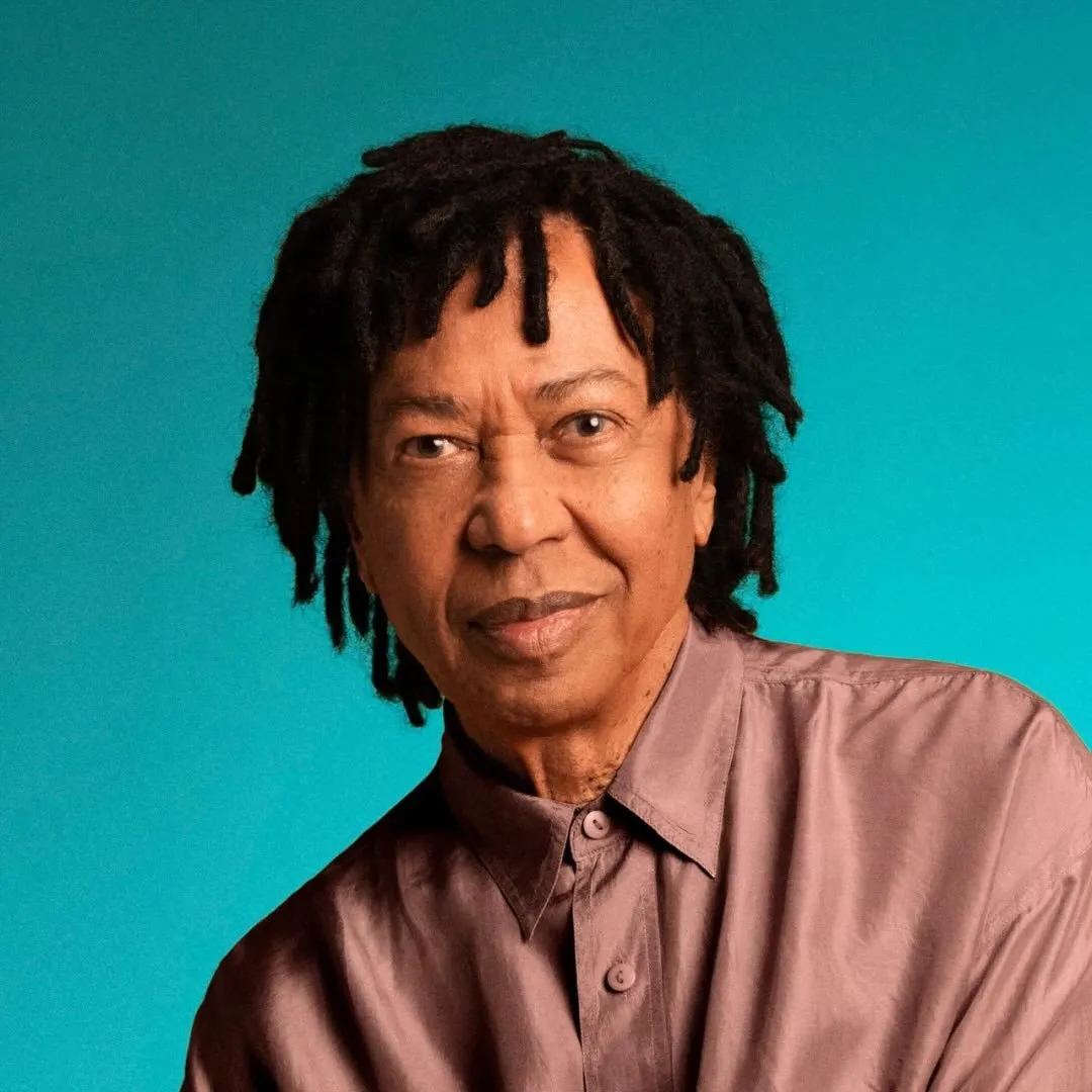 Djavan é cantor e compositor de MPB, conhecido por sucessos como 'Oceano' e 'Sina'. Iniciou a carreira em 1975 e é referência na música brasileira. Veja a agenda no Rolê Agora.