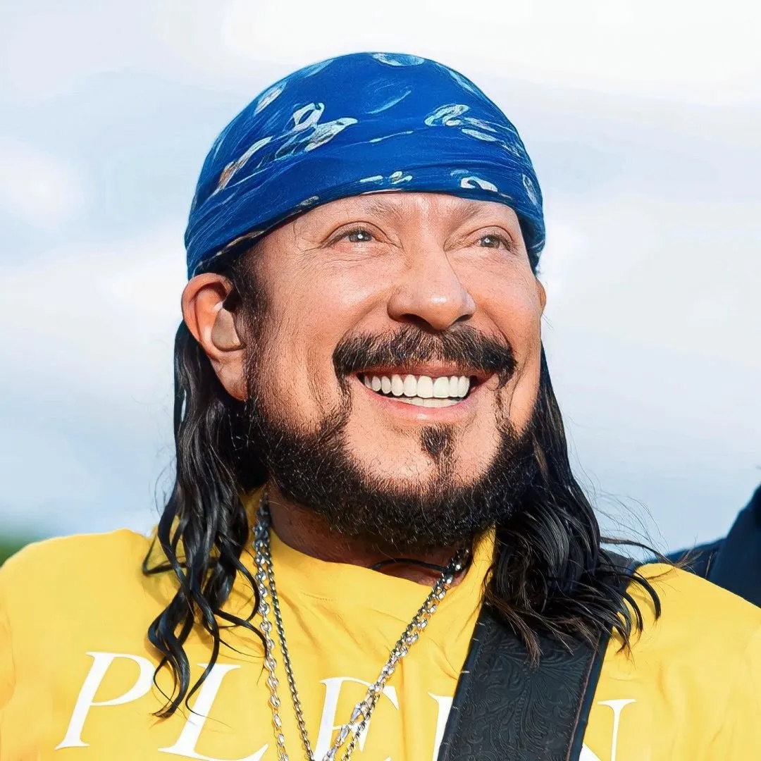 Bell Marques é cantor de axé, ex-vocalista do Chiclete com Banana e dono de hits como 'Diga Que Valeu'. Iniciou carreira solo em 2014. Veja a agenda no Rolê Agora.