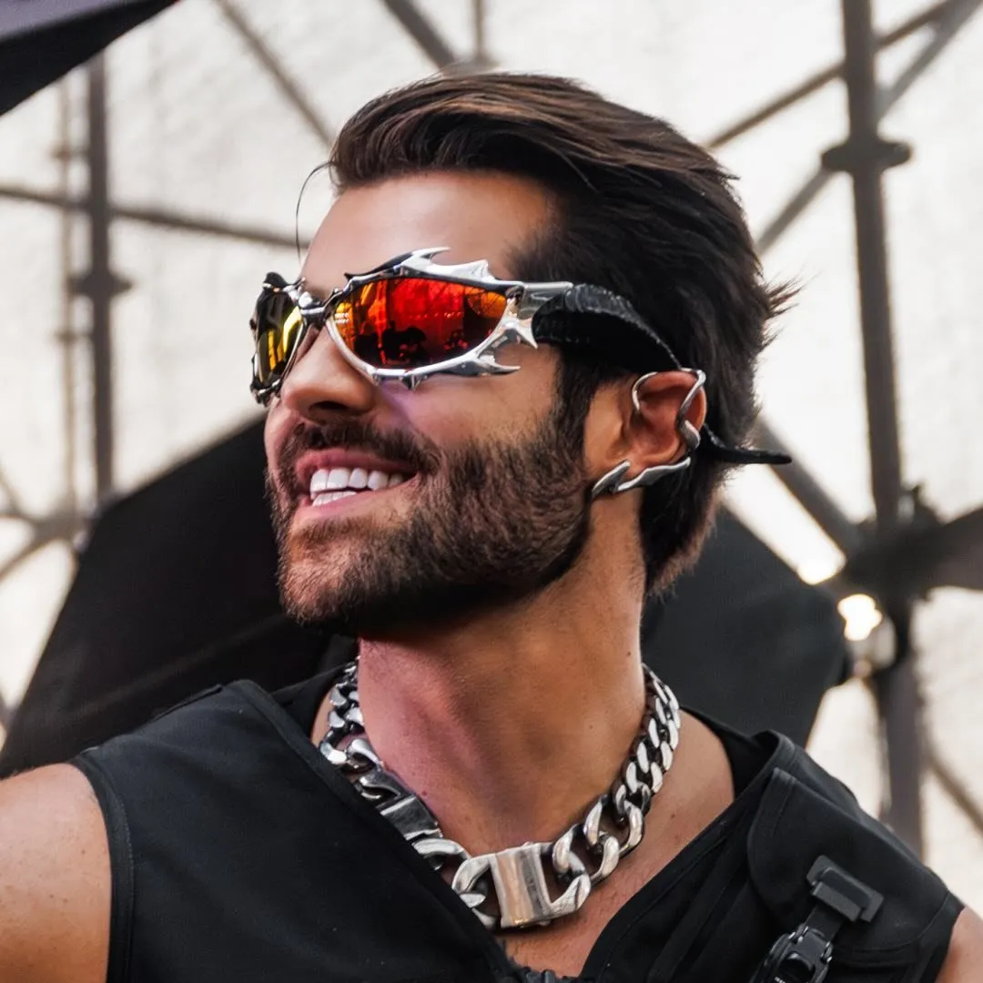 Alok é DJ e produtor brasileiro de música eletrônica, conhecido pelo hit 'Hear Me Now'. Iniciou a carreira em 2004 e é destaque internacional no gênero. Veja a agenda no Rolê Agora.