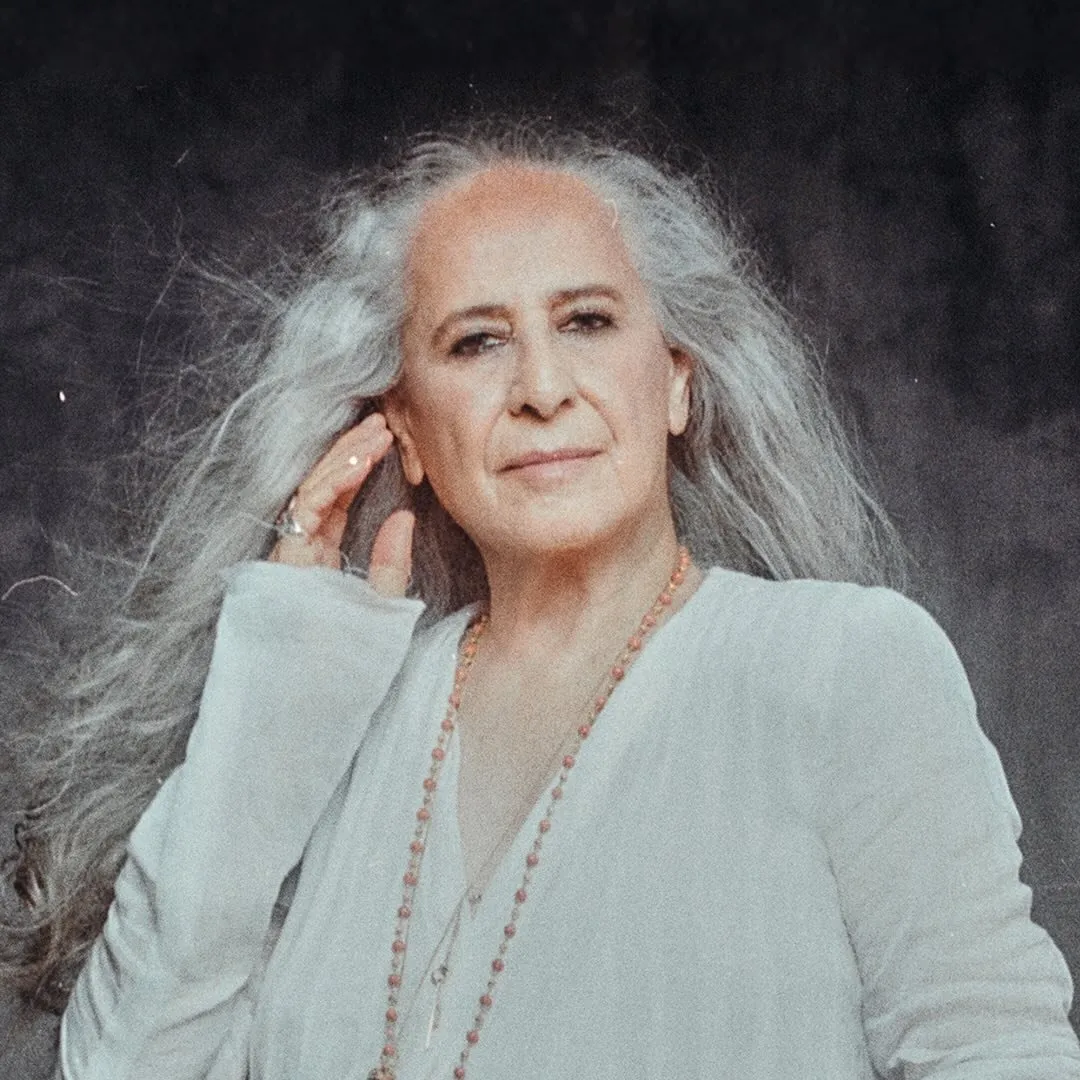 Maria Bethânia é cantora de MPB, estreou em 1965 e é conhecida por sucessos como 'O Canto de Dona Sinhá' e 'Festa'. Irmã de Caetano Veloso. Veja a agenda no Rolê Agora.