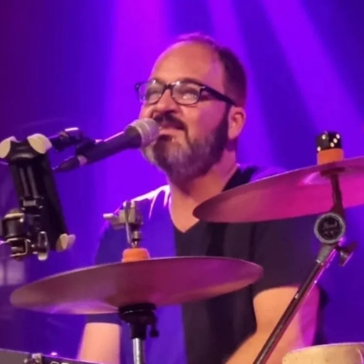 Trihum Acústico apresenta Queen Cover no Rusbé, Santos SP, sábado 21 de março de 2026 às 20h