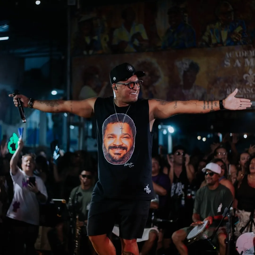 Renato da Rocinha é cantor e compositor de samba, conhecido por sucessos como 'Pé na Areia'. Carioca, iniciou a carreira em 2010 e destaca-se no cenário do samba atual. Veja a agenda no Rolê Agora.