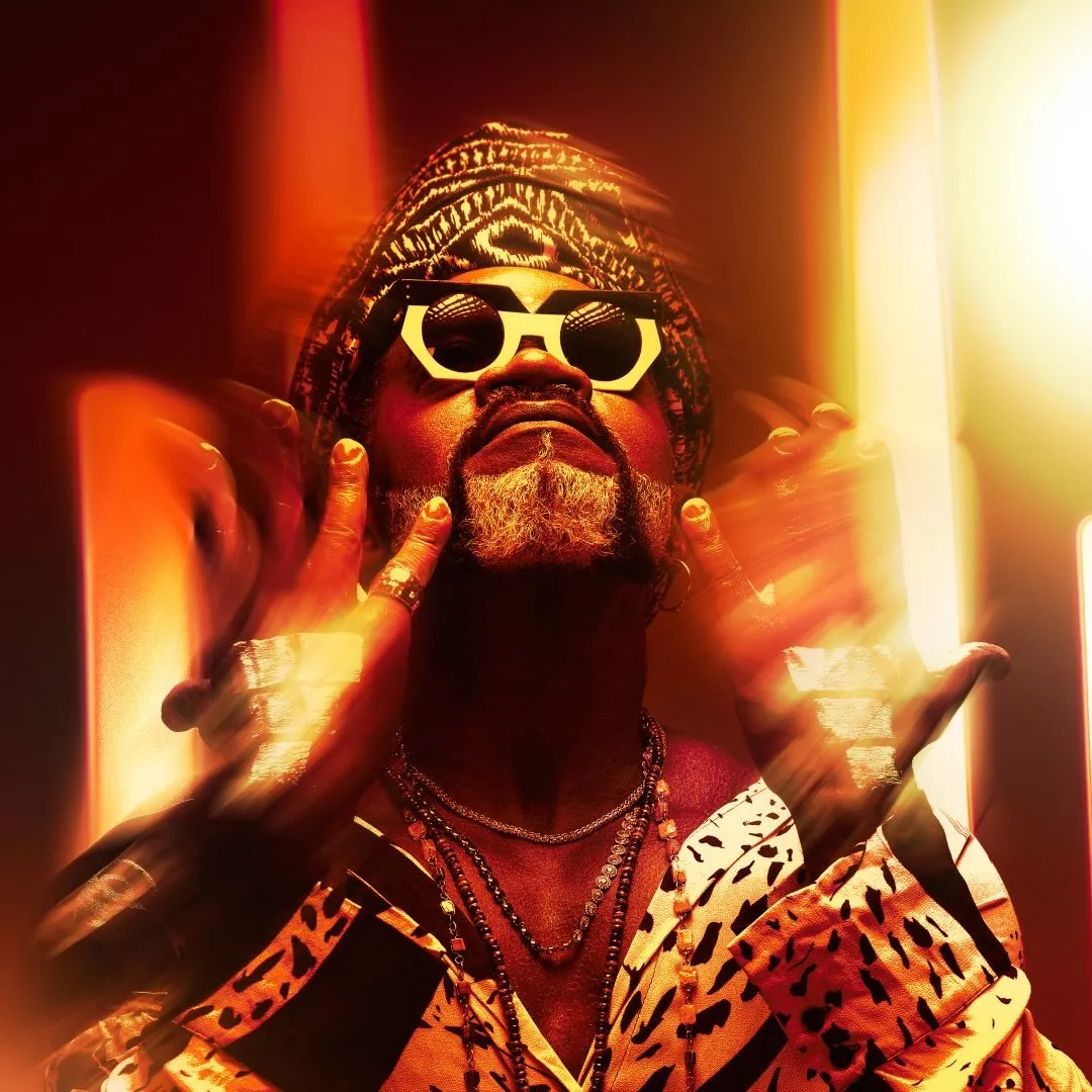 Carlinhos Brown é cantor, compositor e multi-instrumentista de MPB, conhecido por hits como 'A Namorada' e por integrar o Tribalistas. Estreou solo em 1996. Veja a agenda no Rolê Agora.