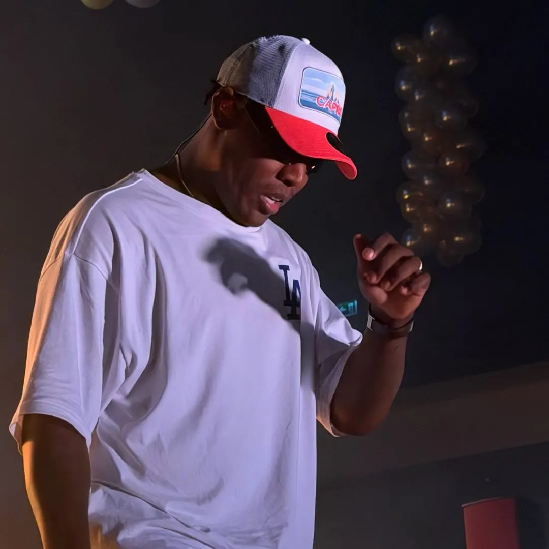 MC Kekel é cantor de funk paulista, conhecido por hits como 'Amor de Verdade' e 'Namorar Pra Quê?'. Iniciou a carreira em 2016 e ganhou destaque nacional. Veja a agenda no Rolê Agora.