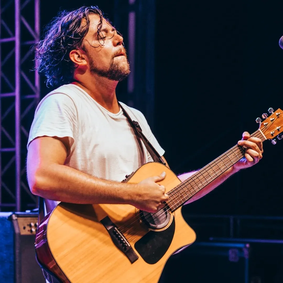 Lucas Silva ao vivo em Itanhaém no Brisa's Bar, sábado 21 de março de 2026 às 19h