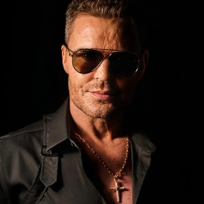 Eduardo Costa, nome artístico de Edson Vander da Costa Batista (Abre Campo, 13 de dezembro de 1979) é um cantor e compositor brasileiro de música sertaneja.