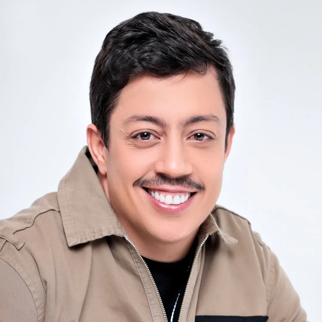 Renato Albani é um humorista capixaba de 36 anos, que atualmente mora em São Paulo e faz sucesso nas redes sociais e nos palcos com seu stand up comedy. Seu novo show, ‘Me tornei quem eu mais temia’, aborda alguns hábitos e manias de pessoas mais maduras que ele adquiriu depois dos 30 anos. Seu primeiro especial de comédia, “Em Pais”, soma mais de 2,4 milhões de visualizações. Já o segundo, “Alguém me explica o mundo”, teve mais de 4,3 milhões de views.