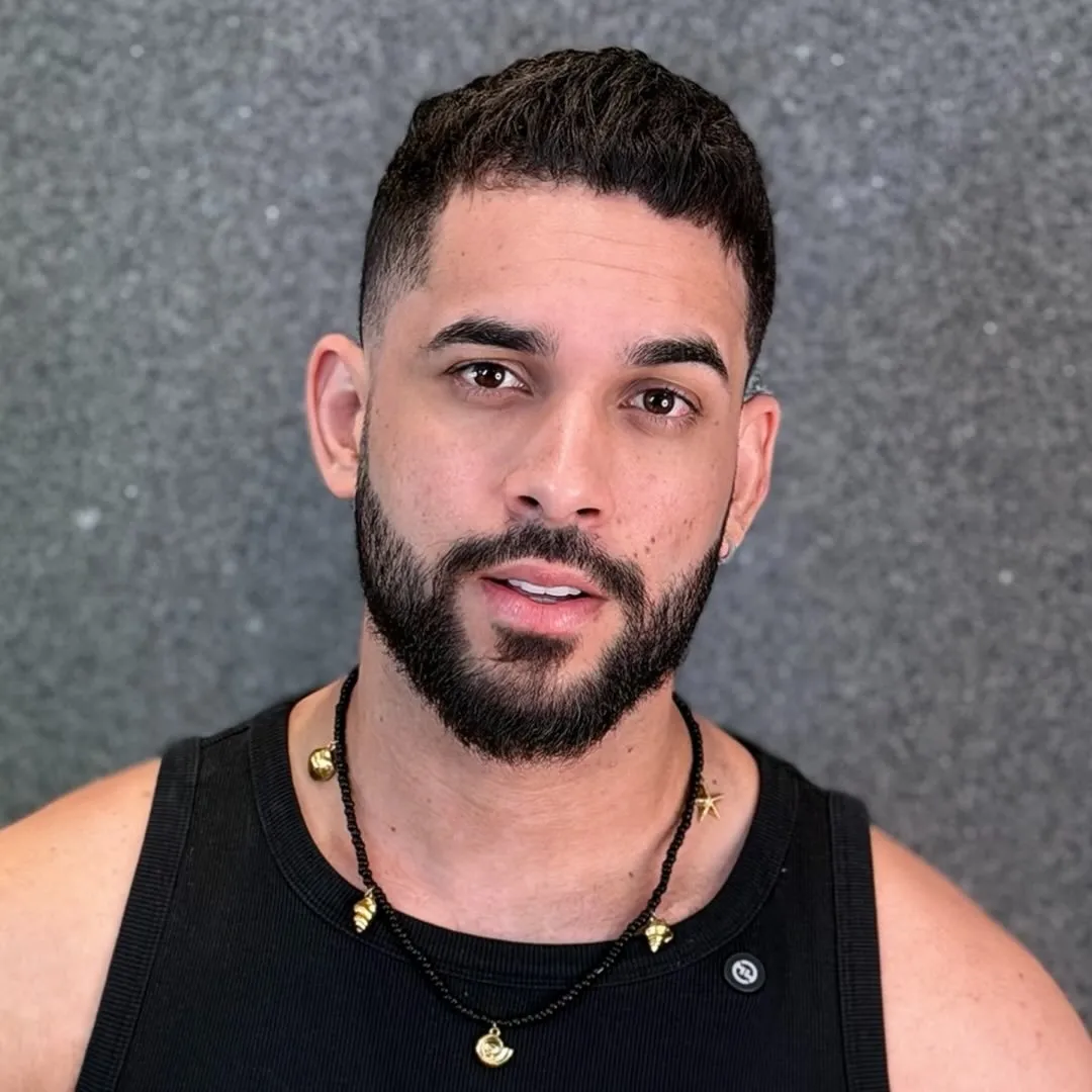 Henry Freitas é um cantor e compositor brasileiro que se destaca no cenário do forró moderno, trazendo uma mistura de elementos pop e sertanejos em suas canções. Com uma voz marcante e uma presença de palco envolvente, ele conquistou uma legião de fãs em todo o Brasil. Entre seus principais sucessos está a faixa “Não Vai Embora”, que ganhou destaque nas rádios e plataformas digitais, reforçando seu estilo autêntico e dançante. Suas músicas retratam histórias de amor, superação e festas, sempre com a energia característica do forró, fazendo de Henry Freitas um dos nomes promissores do gênero.