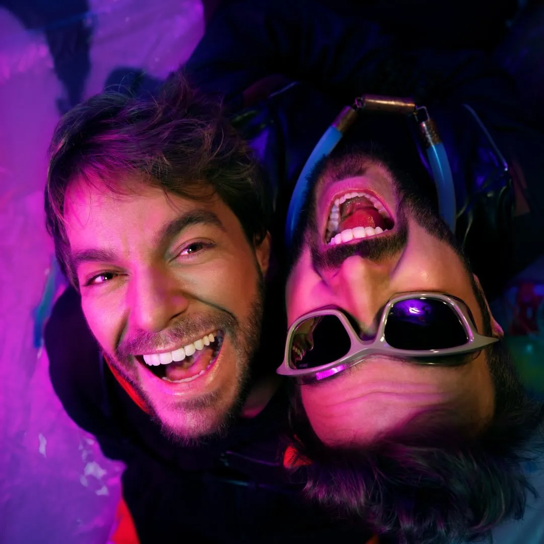 Dubdogz é uma dupla brasileira de música eletrônica formada pelos gêmeos Marcos e Lucas Schmidt, conhecida pelo hit 'Techno Prank'. Veja a agenda no Rolê Agora.