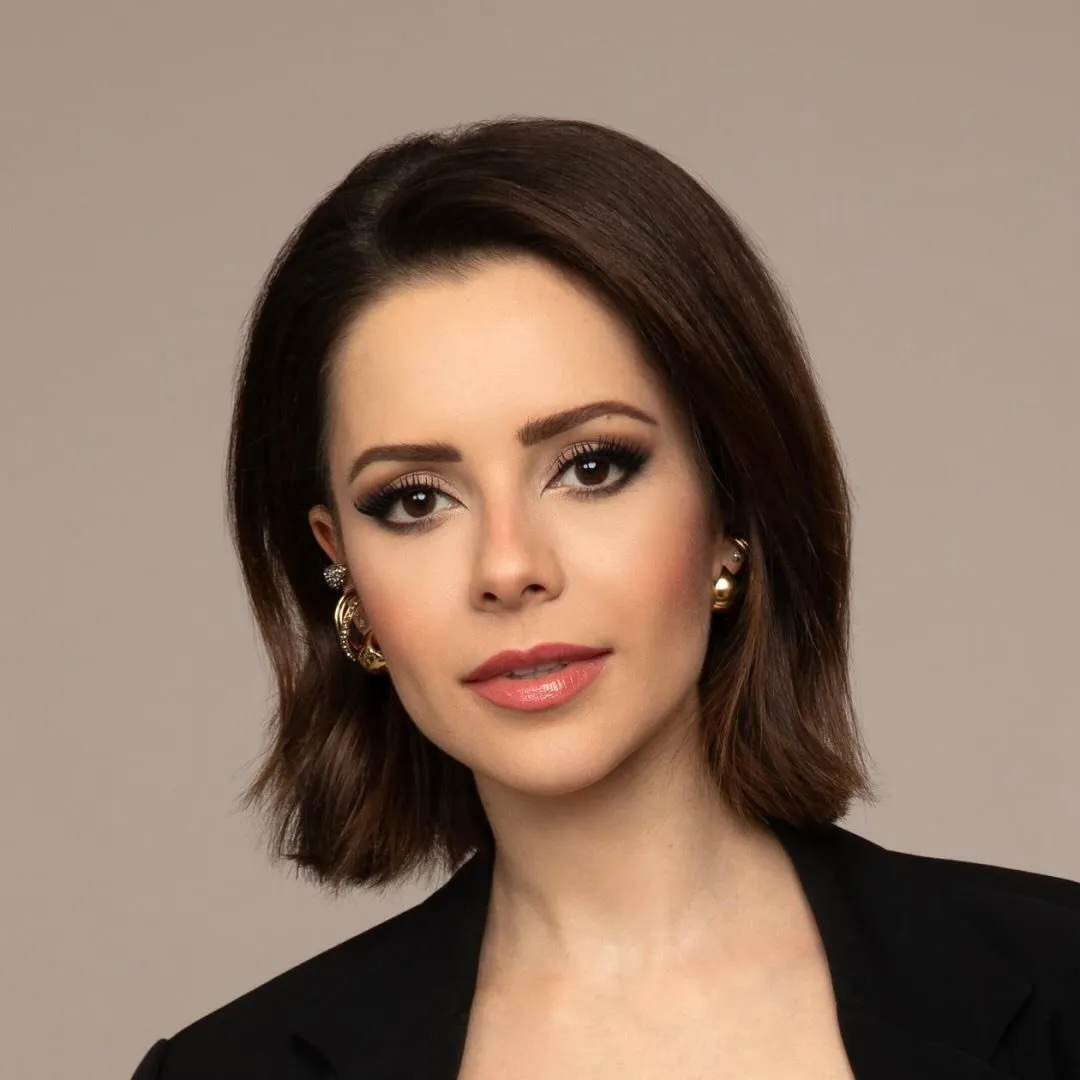 Sandy é cantora pop brasileira, conhecida desde a dupla Sandy & Junior. Em carreira solo desde 2010, lançou álbuns como 'Manuscrito'. Veja a agenda no Rolê Agora.