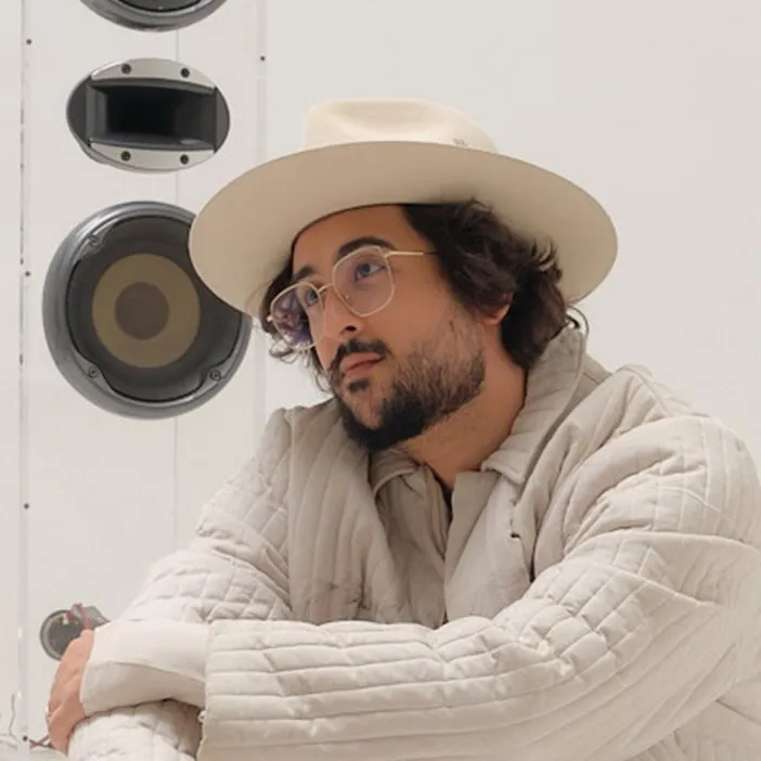 Zeeba é cantor e compositor brasileiro de pop rock, conhecido pelo hit 'Hear Me Now' com Alok e Bruno Martini. Iniciou carreira solo em 2017. Veja a agenda no Rolê Agora.