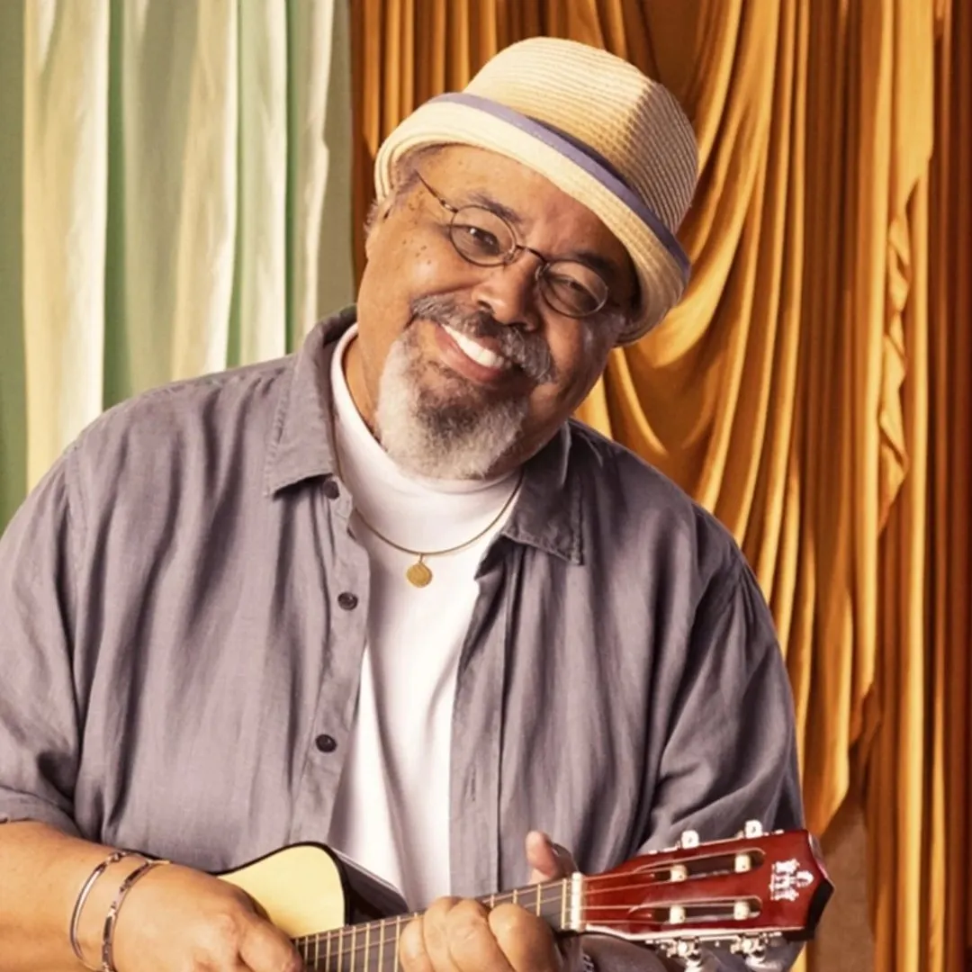 Jorge Aragão da Cruz (Rio de Janeiro, 1 de março de 1949) é um cantor, sambista e compositor brasileiro. Carioca de ascendência amazonense, Jorge começou sua carreira pelo samba na década de 1970, como guitarrista em bailes e casas noturnas. Entrar no gênero fora das rodas ajudou Aragão a ser um sambista que explora novidades no gênero, ao ponto que declara seguir mestres como Candeia, Roberto Ribeiro e Monarco, devido à “voz autoral”.