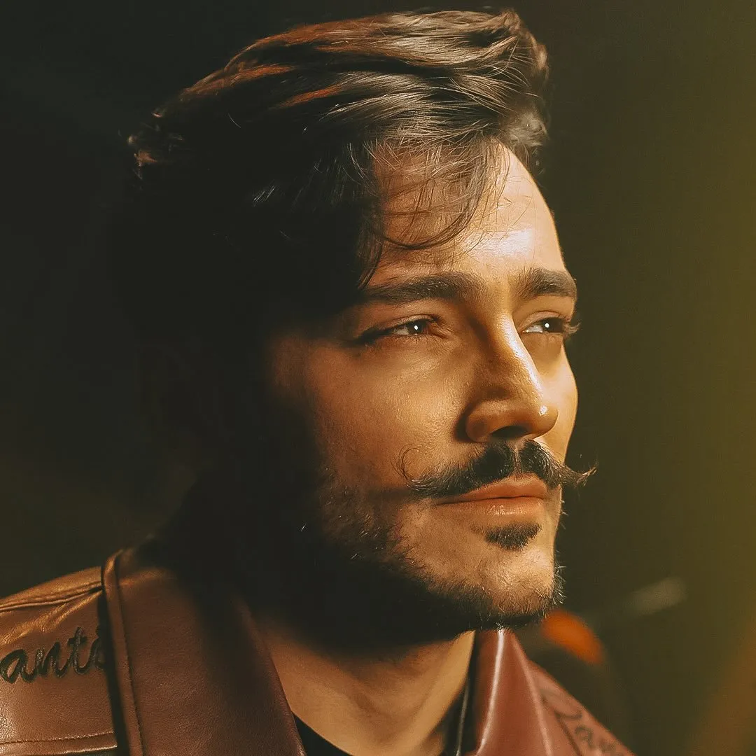 Thiago Brado é cantor e compositor gospel brasileiro, conhecido pelo sucesso 'Minha Essência'. Iniciou sua carreira em 2012 e destaca-se no cenário cristão. Veja a agenda no Rolê Agora.