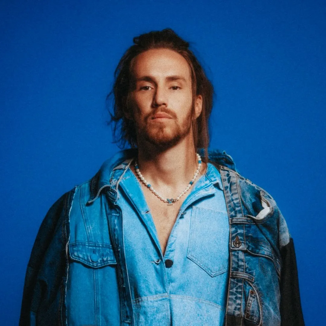 Vitor Kley é cantor e compositor de pop rock, conhecido pelo hit 'O Sol' e pelo álbum 'Adrenalizou'. Iniciou a carreira em 2009 e ganhou destaque nacional em 2018. Veja a agenda no Rolê Agora.