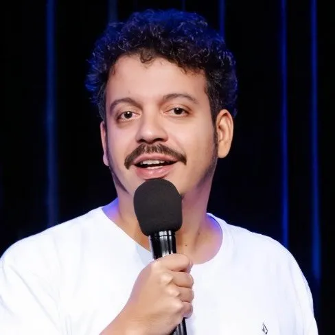 Comediante e roteirista que ficou famoso por suas participações em A Culpa É do Cabral, programa do canal Comedy Central. Em 2022, lançou seu segundo especial de comédia, O Inimigo do Nível, na Netflix, focado principalmente em sua viagem a Fernando de Noronha. Ele é muito popular nas mídias sociais, com mais de 1 milhão de seguidores em seus perfis no TikTok, Instagram e Facebook. Durante a pandemia, lançou o podcast AM/RM.