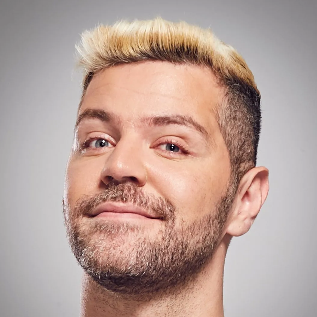 Victor Sarro é ator, apresentador e humorista. Trabalhou como palhaço antes de investir nos shows de stand-up comedy. Integrou o grupo Comédia em Pé, a convite de Fábio Porchat. Na televisão, venceu o concurso O Mais Novo Talento do Humor do Brasil, do programa Tudo é Possível, da Record.