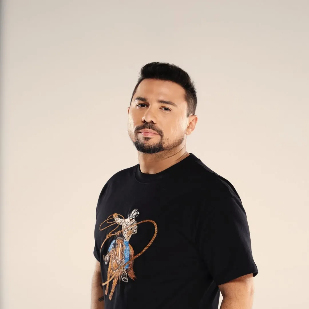 Xand Avião é cantor de forró, conhecido por hits como 'Casal Raiz' e ex-vocalista da banda Aviões do Forró. Iniciou carreira solo em 2018. Veja a agenda no Rolê Agora.