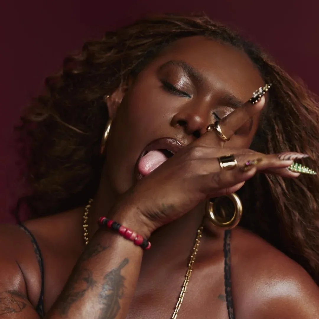 Liniker é cantora e compositora brasileira de R&B e soul, conhecida pelo álbum 'Indigo Borboleta Anil' e por liderar a banda Liniker e os Caramelows. Veja a agenda no Rolê Agora.