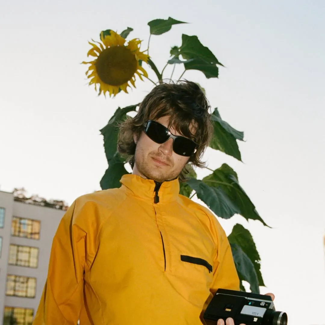 Djo é o projeto solo de indie rock de Joe Keery, conhecido por seu álbum 'Decide' e o hit 'Roddy'. O artista iniciou carreira solo em 2019. Veja a agenda no Rolê Agora.