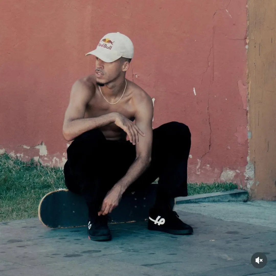 L7nnon é rapper carioca de hip hop, conhecido por hits como 'Freio da Blazer' e 'Perdição'. Iniciou a carreira em 2017 e se destaca na cena nacional. Veja a agenda no Rolê Agora.