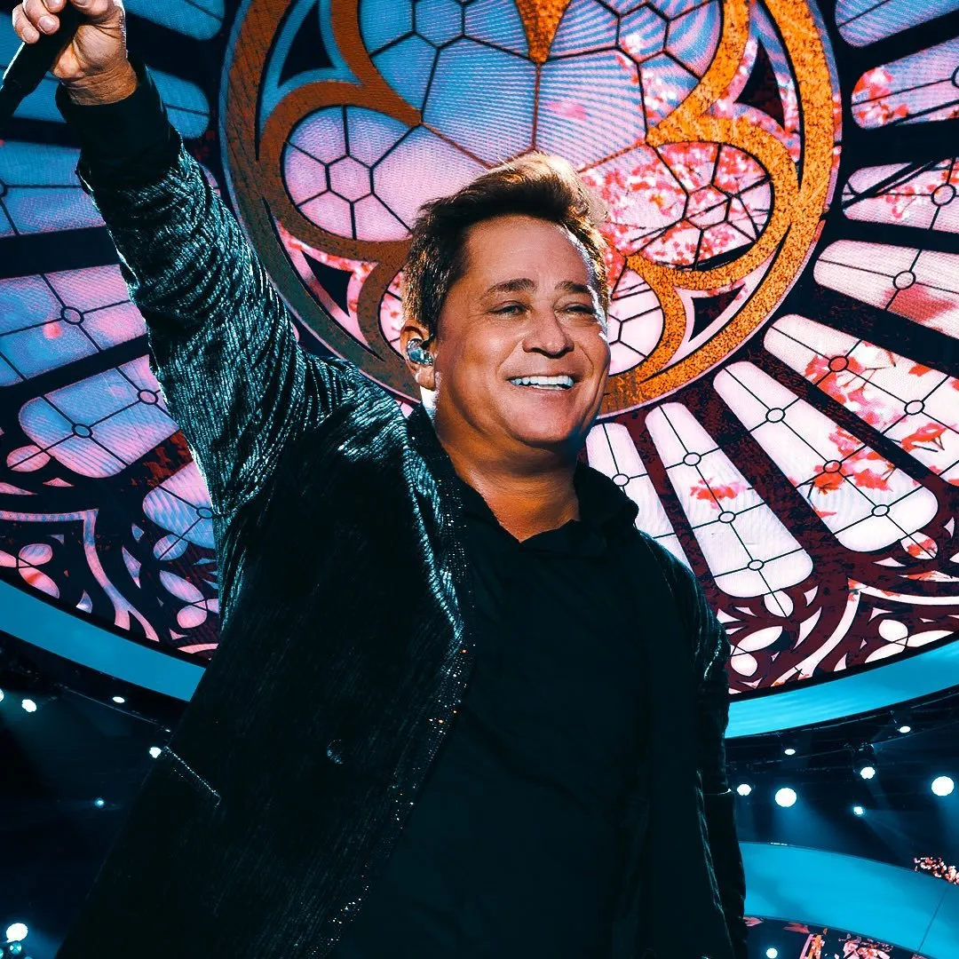 Emival Eterno da Costa (Goianápolis, 25 de julho de 1963), mais conhecido pelo nome artístico Leonardo, é um cantor e empresário brasileiro. Sua carreira musical começou em 28 de julho de 1983, quando ele e o irmão Leandro (Luís José Costa), decidiram tentar a carreira artística e formaram a dupla sertaneja Leandro & Leonardo. No dia 23 de junho de 1998, Leandro faleceu em decorrência de um câncer raro de pulmão e Leonardo partiu para a carreira solo. Já vendeu mais de 50 milhões de discos. Leonardo é considerado o maior cantor sertanejo romântico do Brasil.