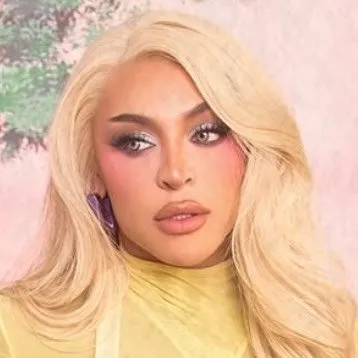 Pabllo Vittar é cantora pop brasileira, destaque com hits como 'K.O.' e 'Corpo Sensual'. Estreou em 2015 e é referência na música LGBTQIA+. Veja a agenda no Rolê Agora.