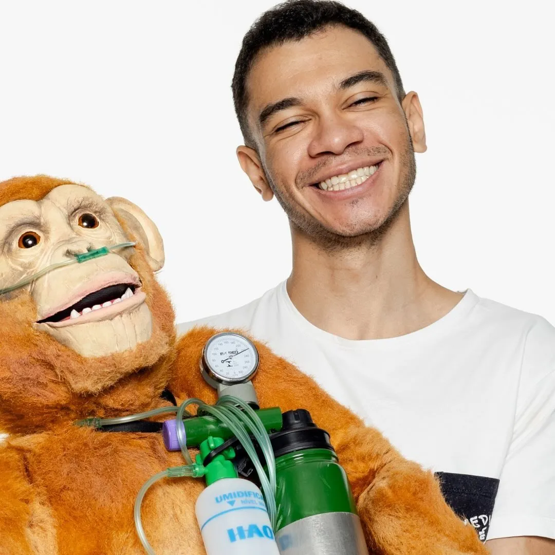 Igor Guimarães é um comediante e humorista brasileiro, amplamente reconhecido por seu talento único e estilo peculiar de comédia. Ele ganhou destaque nacional através de suas participações em programas de televisão e rádio, onde se destacou com personagens marcantes e um humor inteligente. Com uma presença de palco carismática e um timing cômico impecável, Igor conquistou uma base de fãs fiel e diversificada. Além de seus shows de stand-up, ele é conhecido por integrar o elenco de programas humorísticos e por suas interações divertidas nas redes sociais, onde compartilha seu olhar humorístico sobre o cotidiano e a sociedade.