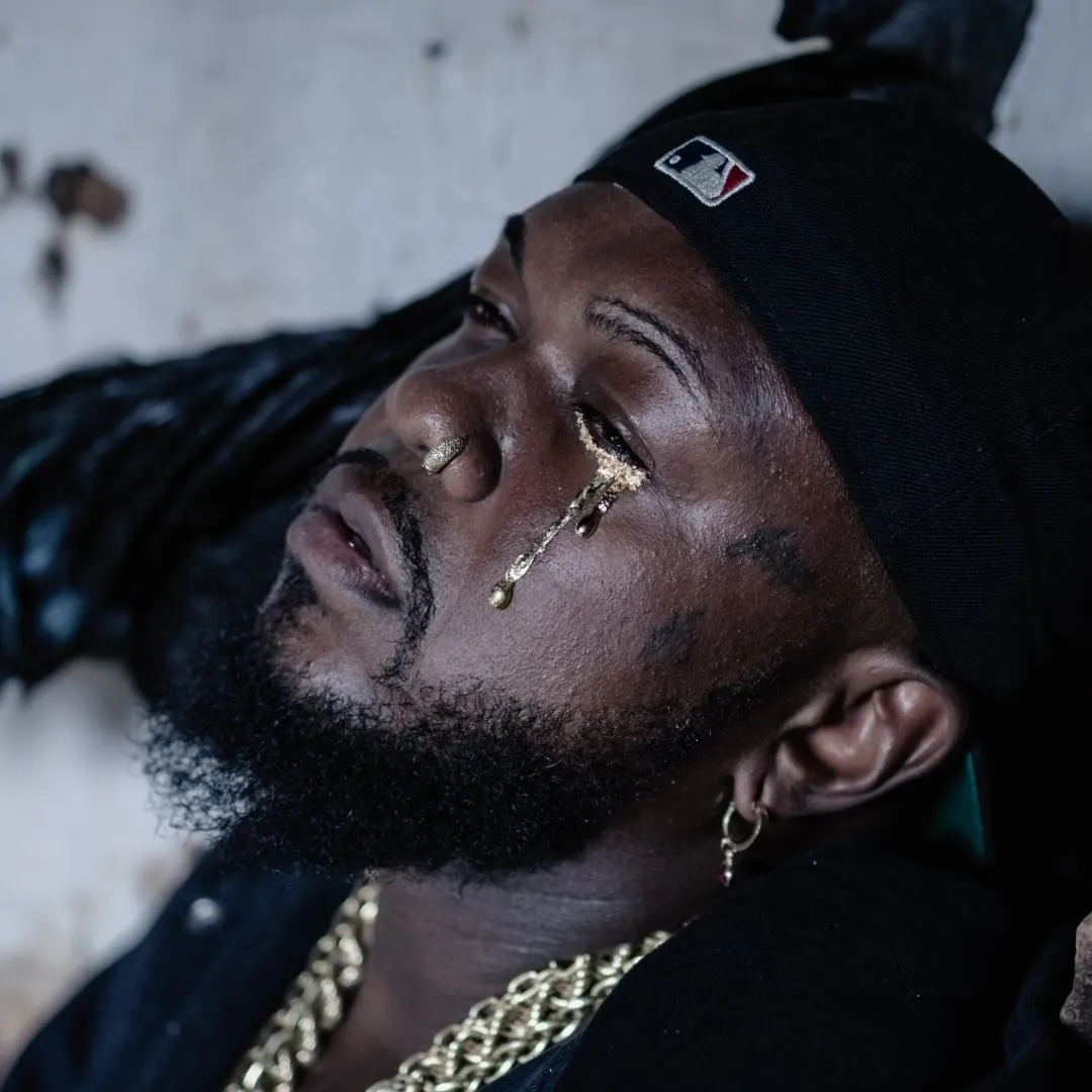 Djonga é rapper mineiro, destaque do hip hop nacional, conhecido por álbuns como 'Heresia' (2017) e 'O Dono do Lugar' (2023). Veja a agenda no Rolê Agora.