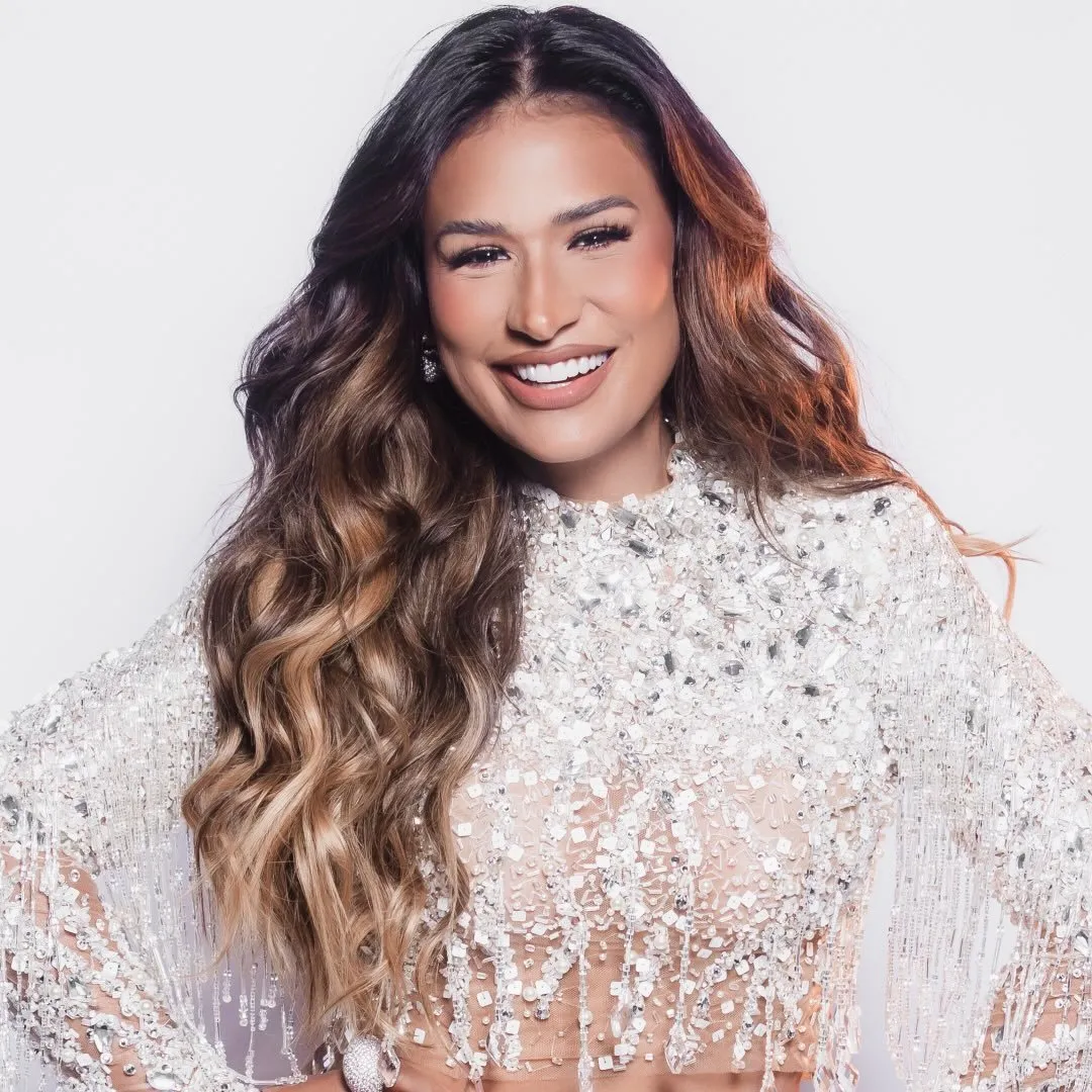 Simone Mendes é cantora sertaneja, ex-dupla com Simaria. Iniciou carreira solo em 2022 e lançou hits como 'Erro Gostoso'. Veja a agenda no Rolê Agora.