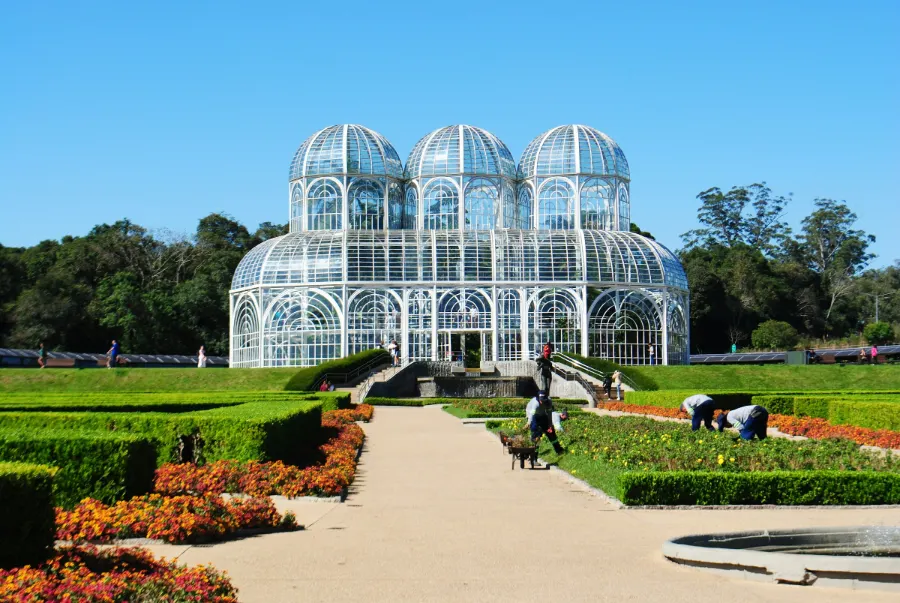 Curitiba é a capital do estado do Paraná, no sul do Brasil. Entre seus destaques na paisagem urbana, está a Torre Panorâmica, com um observatório no topo. Conhecida como um centro cultural, Curitiba abriga diversos espaços para espetáculos, incluindo a Ópera de Arame, uma estrutura de aço tubular com teto transparente, e o imponente Teatro Guaíra, com uma programação variada.